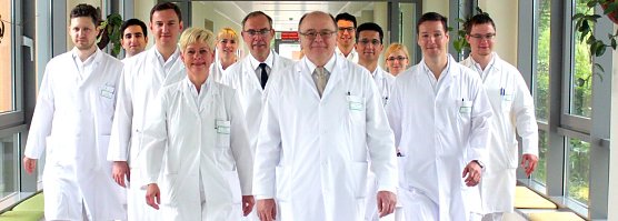 Der Chefarzt (Bildmitte) und sein Team (Foto: SHK)