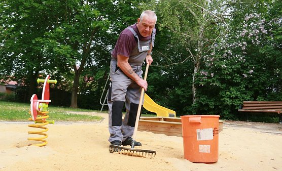 Neuer Sand f&uuml;r Spielplatz (Foto: SWG)