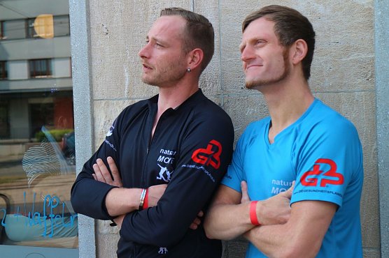 Thomas Schmidt und Mark Amling begr&uuml;&szlig;ten die G&auml;ste mit zwei kleinen &Uuml;bungen (Foto: Angelo Glashagel)