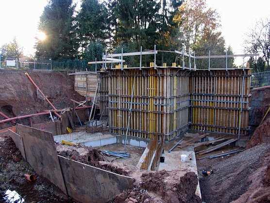 m Dezember 2006 entsteht in der Gumpe ein Hochwasserschutzbecken.  (Foto: Patrick Grabe, Pressestelle Stadt Nordhausen)