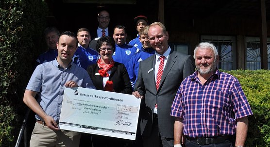 Scheck &uuml;bergeben (Foto: KSK)