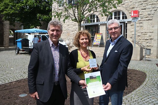 Oberb&uuml;rgermeister Dr. Klaus Zeh, Gabriele Morbach und Wolfgang Linz begr&uuml;&szlig;ten den gr&uuml;nen Nachbarn auf dem Rathausplatz (Foto: Angelo Glashagel)