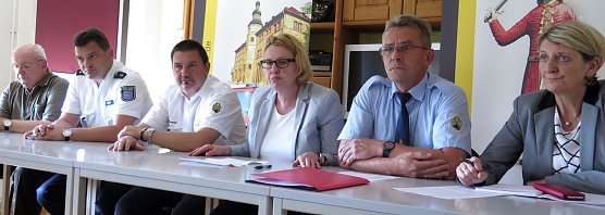 Der Krisenstab beim Pressegespr&auml;ch (Foto: nnz)