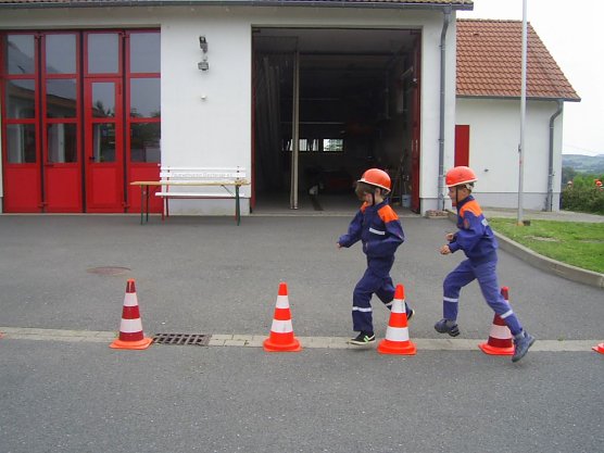 w&ouml;lf Kinder aus den Jugendfeuerwehren Bleicherode, Kleinwerther und Kleinfurra-R&uuml;xleben legten ihr Leistungsabzeichen der Th&uuml;ringer Jugendfeuerwehr f&uuml;r die Altersklasse 6-9 Jahre in Gold" auf dem Gel&auml;nde der Freiwilligen Feuerwehr Bleicherode ab, um zu zeigen, was sie im letzten dreiviertel Jahr so alles dazugelernt hatten. (Foto: Pressestelle Landratsamt Nordhausen)