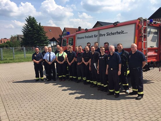 Eine Feuerwehrfrau und ihre m&auml;nnlichen Kameraden kamen aus den Wehren: Bleicherode, Ellrich, Gro&szlig;- und Kleinwerther, Heringen, Ilfeld, Lipprechterode, Neustadt/Osterode, Niedersachswerfen, Petersdorf, S&uuml;lzhayn und Woffleben.  (Foto: Kreisfeuerwehrverband Nordhausen e.V.)