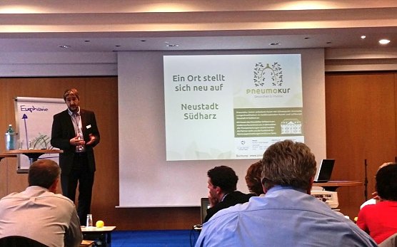 Dr. Haas bei seinem Vortrag (Foto: J. Piper)