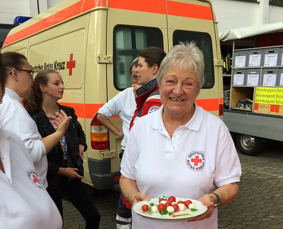 Die unverletzten Sch&uuml;lerinnen und Sch&uuml;ler wurden, durch die Lehrkr&auml;fte sowie Mitarbeitern der Notfallseelsorge und des Rettungskr&auml;fte in der Turnhalle betreut.  (Foto: Kreisfeuerwehrverband Osterode am Harz e.V.)