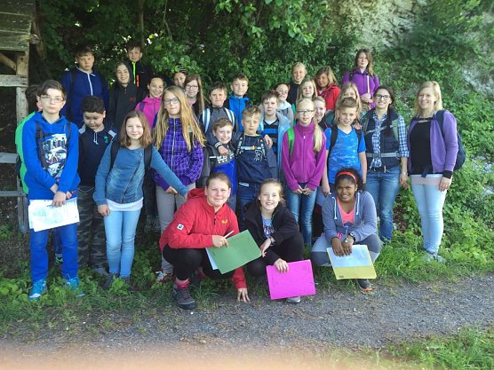 Die Klassen 6a und b mit ihren Geografielehrerinnen Frau Weinberger (links) und Frau Hottenroth (Zweite von rechts) sowie mit der Sozialarbeiterin Frau Dilbins an der Lochm&uuml;hle. (Foto: Daniela Hottenroth)