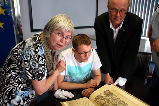 ie Nordh&auml;userin Heidelore Kneffel gab 2000 Euro � jetzt erstrahlt der Band Psalmen des K&ouml;nigs David (Psaleterium Davidis) in neuem Glanz (Foto: Patrick Grabe, Pressestelle Stadt Nordhausen)