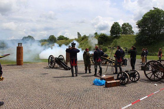 Mehr als nur Kanonenschießen (Foto: Karl-Heinz Herrmann) Mehr als nur Kanonenschießen (Foto: Karl-Heinz Herrmann)