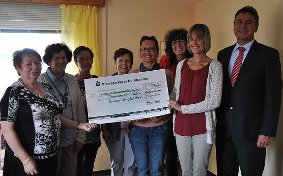 Geld &uuml;bergeben (Foto: KSK)