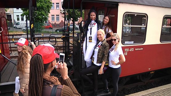 Model-Sonderzug auf dem Gleis der Harzer-Schmalspurbahn (Foto: Angelo Glashagel)