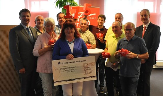 Scheck mit der Gesamtsumme der ausgesch&uuml;tteten Gelder (Foto: privat)