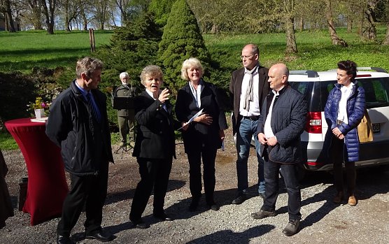 Gisela Hartmann erl&auml;utert Kulturstaatsministerin Monika Gr&uuml;tters die Arbeiten im Park (Foto: privat)