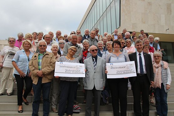 vorn von links nach rechts: Kulturdezernentin Hannelore Haase, Hans-Joachim Tischer vom Nordh&auml;user Verein, Angelika Kleinert vom Schattenkinder e.V., Paul Schrader, Vereinsvorsitzender Bochum, Susann J&auml;ger vom Drachenland e. V. , Oberb&uuml;rgermeister Dr. Klaus Zeh, Frau Schrader (Foto: Ilona Bergmann, Pressestelle Stadt Nordhausen)