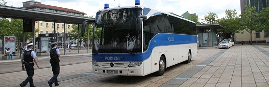 Polizei auf dem Nordh&auml;user Bahnhofsplatz (Foto: nnz)