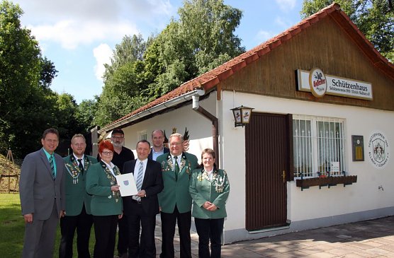 In Ellrich &uuml;bergab Th&uuml;ringens Innenminister Holger Poppenh&auml;ger einen Lottomittelbescheid an den Sch&uuml;tzenverein (Foto: Jessica Pieper)