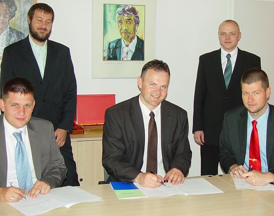 Vertr&auml;ge unterzeichnet (Foto: nnz)