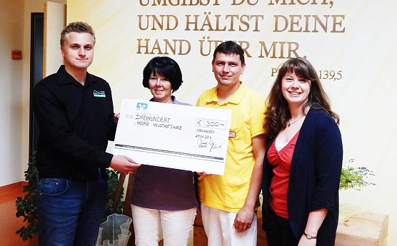 Symbolische Schecks &uuml;bergeben (Foto: privat)