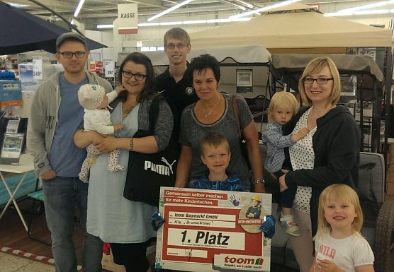 Voller Spannung trafen sich Vertreter der Kita Brummkreisel heute Morgen im Toom-Baumarkt am Darrweg. Der F&ouml;rderverein bewarb sich bei der deutschlandweiten Kita-Initiative des Baumarktes (Foto: Christiane Steinmetz)