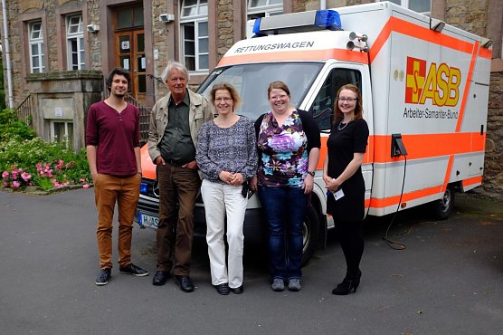 Marcel Arndt, Prof. Dr. Hartmut Bargfrede, Nicola Bargfrede, Sabrina Richter und Aileen Nickel vor der Erstaufnahmeeinrichtung des Arbeiter-Samariter-Bundes in Uslar (v.l.) (Foto: privat)