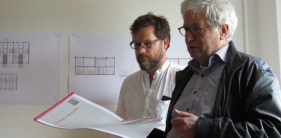 Dr. J&uuml;rgen Wendt (rechts) erl&auml;utert das Bauvorhaben (Foto: nnz)