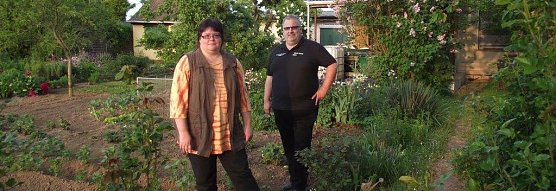 Daniela und Mike Seidel auf ihrer Parzelle. Mike ist f&uuml;r das kulturelle Geschehen in der Anlage zust&auml;ndig. (Foto: Kurt Frank)