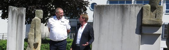 Kunst, Polizei und Politik (Foto: nnz)