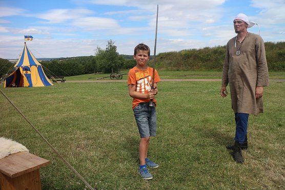 Graf Eberhard von Catzenellenbogen reicht sein Schwert auch gerne einmal weiter (Foto: Angelo Glashagel)