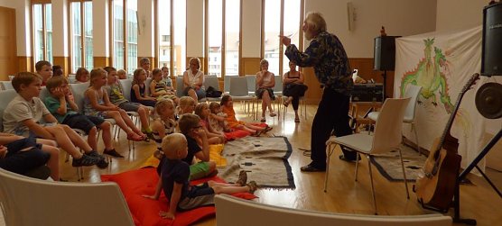 Bibliotheksp&auml;sse &uuml;bergeben (Foto: Stadt Nordhausen)