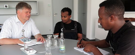 Biniam Teklay (rechts) und Michael Teclom Aslamesh im Gespr&auml;ch mit dem Ausbildungsverantwortlichen Achit T&ouml;lle. (Foto: nnz)