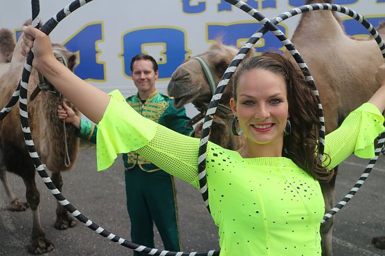 Christina aus Spanien zeigt eine völlig neue Art der Ringartistik (Foto: Angelo Glashagel) Christina aus Spanien zeigt eine völlig neue Art der Ringartistik (Foto: Angelo Glashagel)
