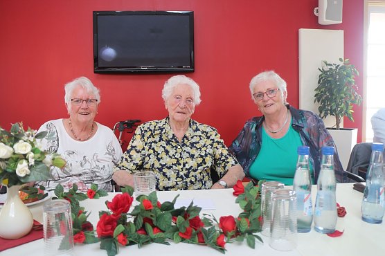 Elfriede Niestroy mit ihren T&ouml;chtern Christa (links) und Gudrun (Foto: Angelo Glashagel)