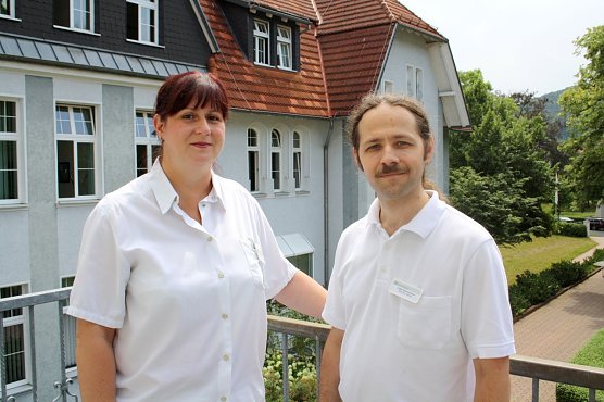 Ober&auml;rztin Anke Gra&szlig; (li.) und Volker Nahmmacher (re.) wurden als Osteologen f&uuml;r das Schwerpunktzentrum in der HELIOS Klinik Bleicherode zertifiziert.  (Foto: Janine Weller)