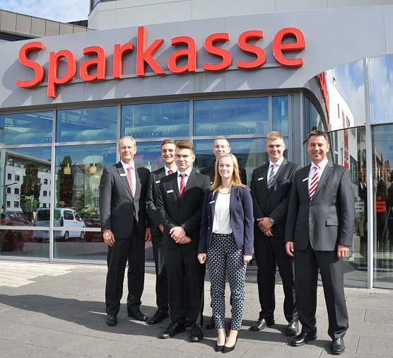 Abteilungsleiter Vorstandssekretariat Sebastian Gr&auml;ser, Florian Weck, Sebastian Pankow, Marcus Selig, Jessica G&ouml;rgens, Maximilian Hoffer, Vorstandsvorsitzender Wolfgang Asche (Foto: Kreissparkasse Nordhausen)