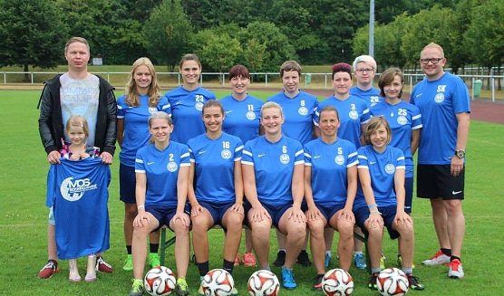 Neue T-Shirts f&uuml;r die Fu&szlig;ball-Damen (Foto: privat)