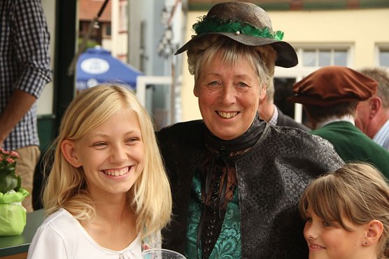 Die Altstadtoriginale um Hannechen Vogelstange er&ouml;ffneten heute Nachmittag das 22. Nordh&auml;user Altstadtfest (Foto: Angelo Glashagel)