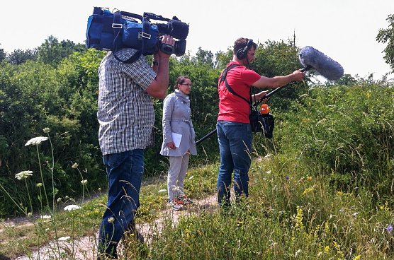 Team des ZDF um Redakteurin Carina K&ouml;rner bei Dreharbeiten am Winkelberg in der R&uuml;digsdorfer Schweiz. (Foto: T. Kerwitz)