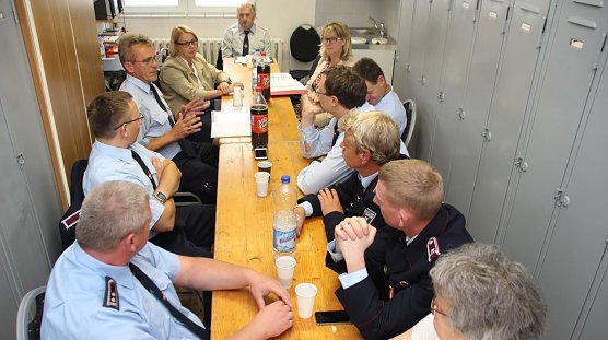 Gespr&auml;ch in Bielen (Foto: P. Grabe, Pressestelle Rathaus)