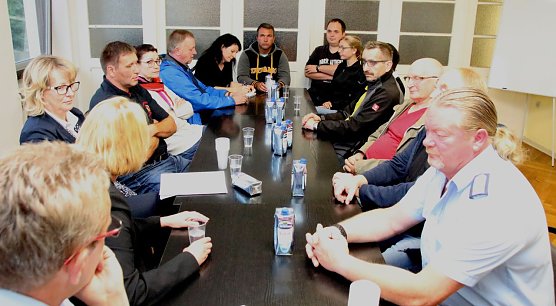 Gespr&auml;ch in Krimderode (Foto: P. Grabe, Pressestelle Rathaus)