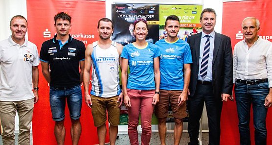 Von links: Ulrich Konschak, Henry Beck, Peter Seidel, Katja Konschak, Stephan Knopf, der Sparkassen-Vorstandsvorsitzende Wolfgang Asche und Peter Uhley, ehrenamtlicher Beigeordneter der Stadt Nordhausen. (Foto: Ch. Keil)