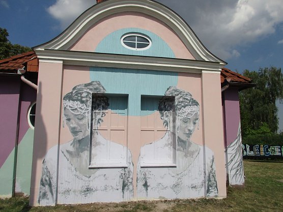 Altes Wahrzeichen in neuem Glanz - Jugendliche gestalteten das Pumph&auml;uschen in Bleicherode neu (Foto: Jana Kleinewalther)