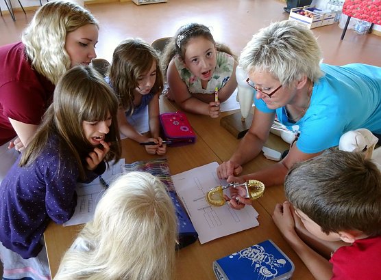 Wie sieht ein Zahn eigentlich von Innen aus? - zum Projekttag Zahngesundheit ging es an der Nordh&auml;user Bertolt-Brecht-Schule um mehr als nur die richtige Putztechnik (Foto: Pressestelle Landratsamt Nordhausen)