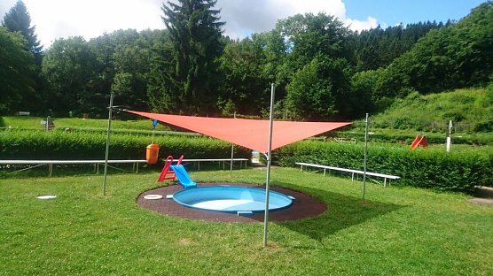 Sonnensegel im Ilfelder Waldbad (Foto: Andrea Duitsmann)