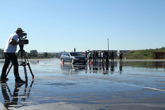 Sicherheit f&auml;ngt im Kopf an - Drehtag auf dem Autodrom (Foto: Angelo Glashagel)