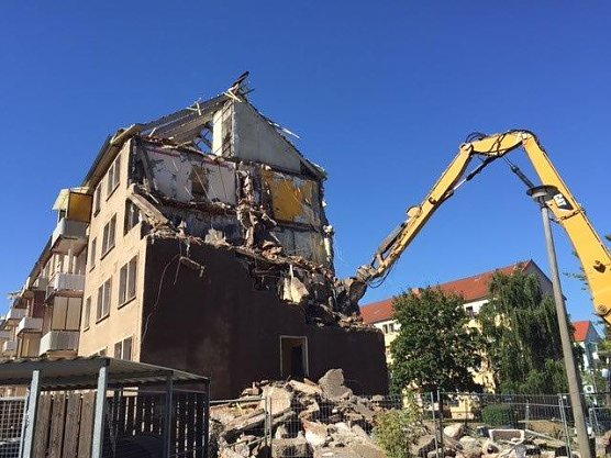 Am heutigen Tag hat der lange erwartete R&uuml;ckbau des Wohnblockes Freiheitstra&szlig;e 3-8 in Bleicherode begonnen (Foto: WBG S&uuml;dharz)