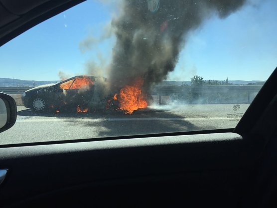 Brennender Pkw auf der A38 (Foto: privat) Brennender Pkw auf der A38 (Foto: privat)