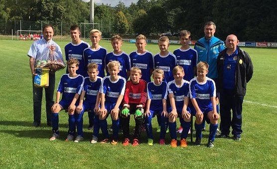 Am vergangenen Sonntag gab es Grund zur Freude bei der C-Juniorenmannschaft des VfL 28 Ellrich. P&uuml;nktlich zum Saisonstart &uuml;bergab der neue Partner im Nachwuchsbereich, die Saint-Gobain Formula Gmbh aus Walkenried, einen neuen Trikotsatz. (Foto: privat)