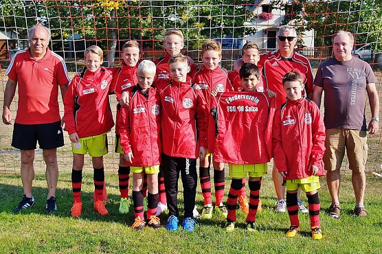 Neue Regenjacken &uuml;bergeben (Foto: Klaus Pfand)