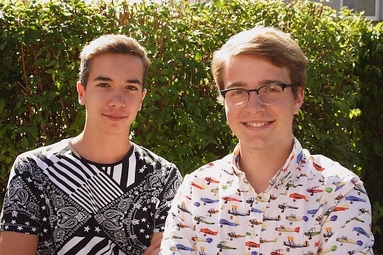 Gl&uuml;ckwunsch den beiden Vertretern der Sch&uuml;lerschaft: Konrad Feil (links) und Tobias Hildebrand (Foto: privat)